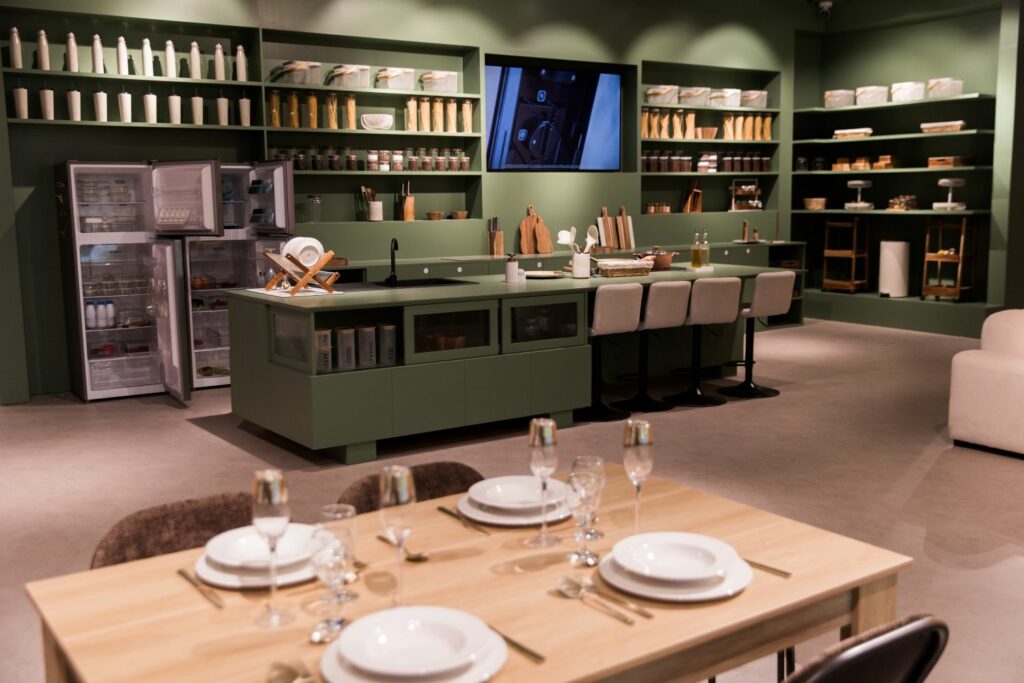 JJA - showroom 5five dédié à l’univers cuisine avec solutions de rangement, accessoires et équipements pratiques du quotidien