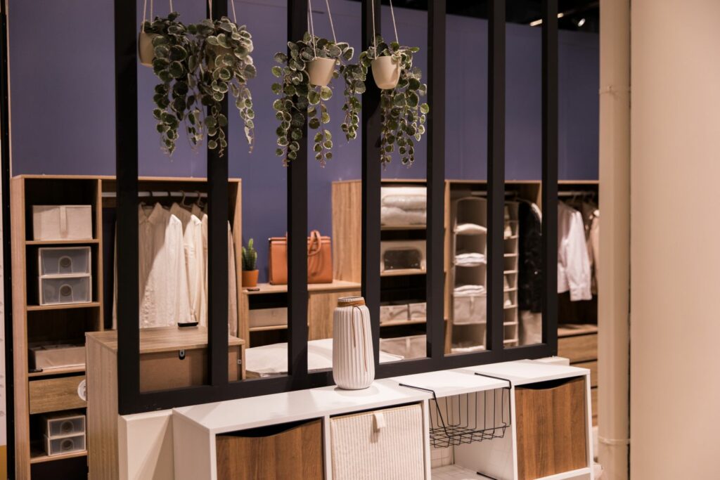 JJA - showroom 5five présentant des solutions d’aménagement de dressing, rangement de vêtements et organisation de la maison