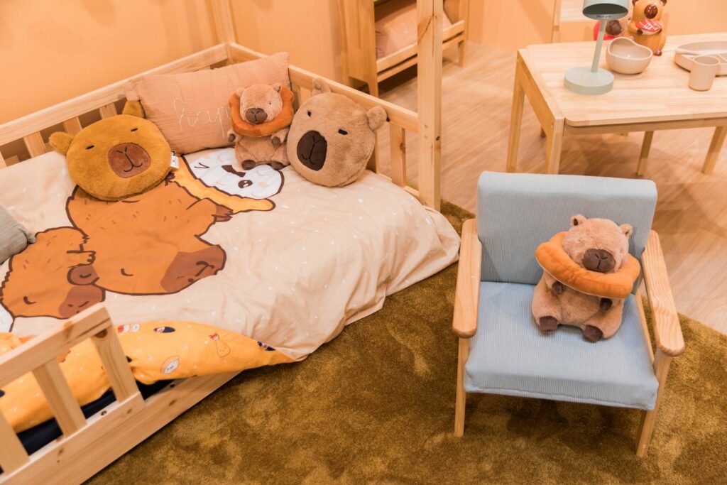 JJA -showroom Atmosphera for Kids mettant en scène la collection Capybara avec mobilier, décoration et accessoires pour chambre d’enfant