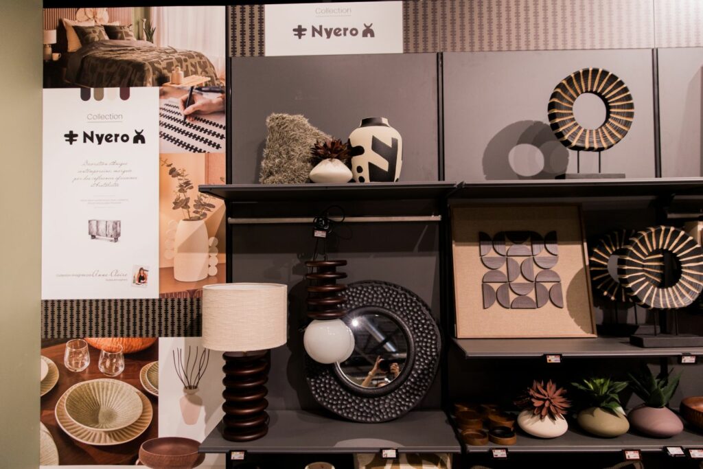 JJA - showroom Atmosphera présentant la collection Nyero avec mobilier et objets décoratifs aux influences ethniques, brut et naturelles
