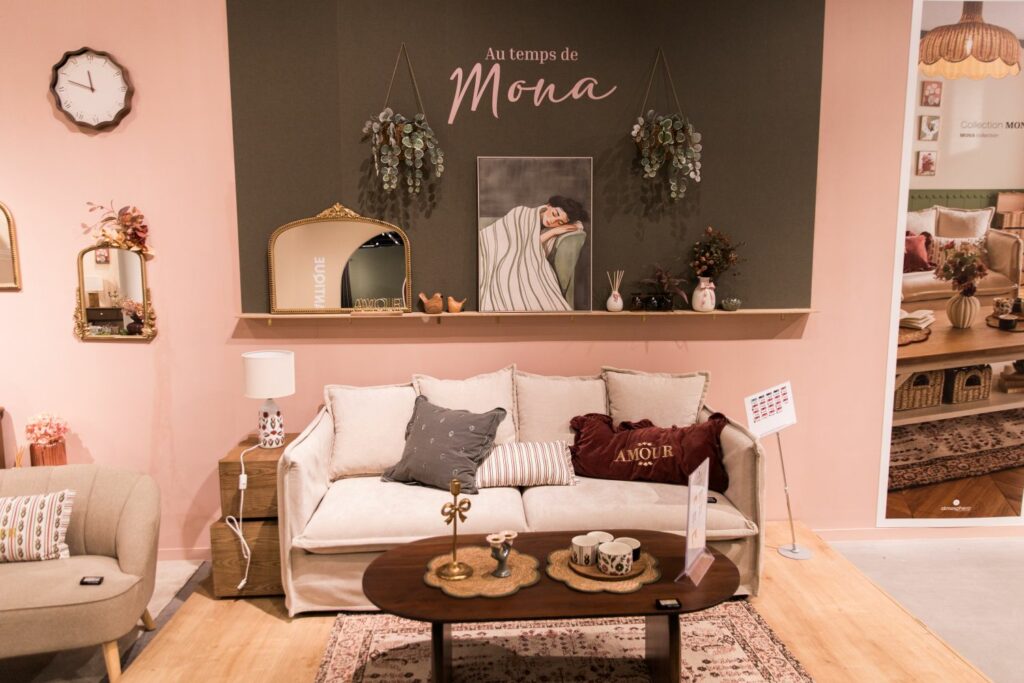 JJA - showroom Atelier de Mona mettant en scène une collection de décoration intérieure au style artisanal et authentique