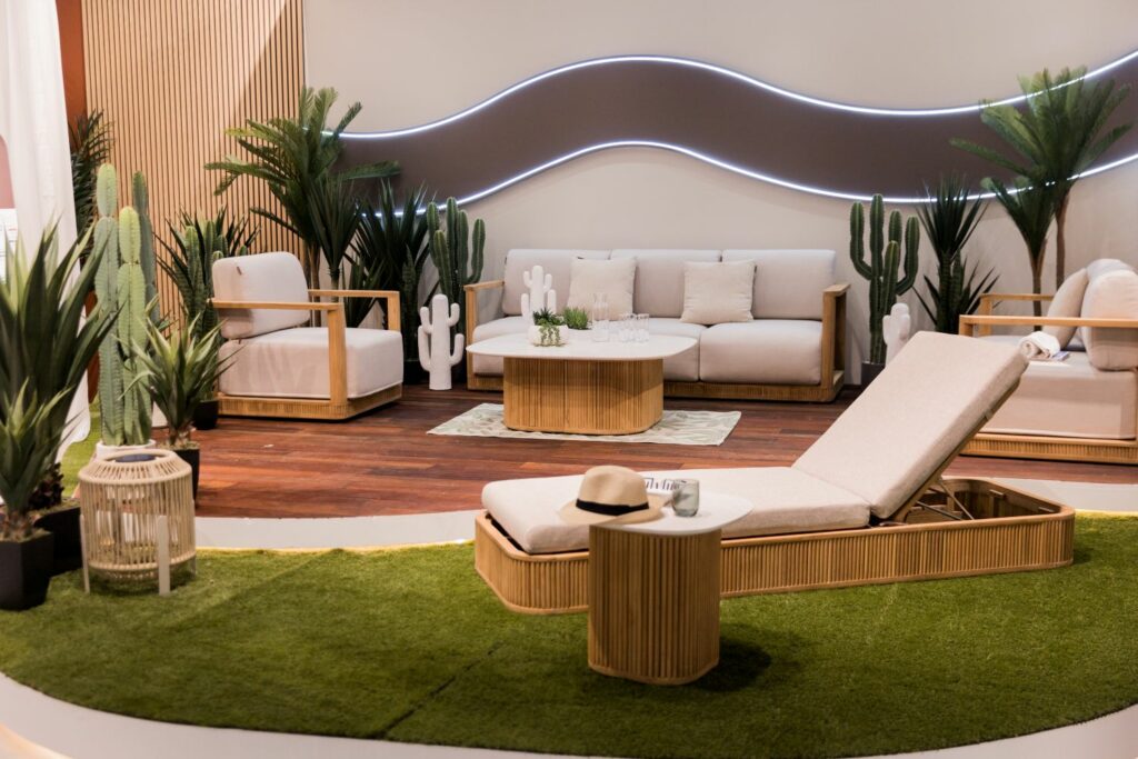 JJA - showroom Hespéride présentant un salon de jardin avec mobilier d’extérieur conçu pour les repas et moments de détente en terrasse