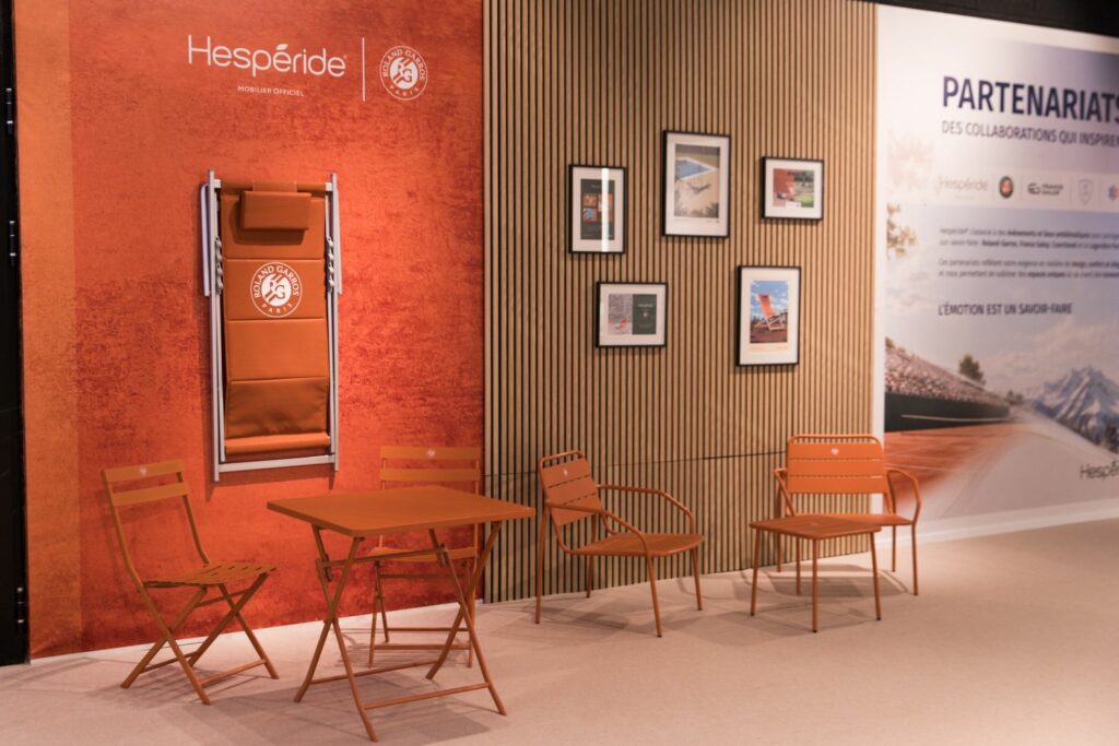 showroom Hespéride x Roland-Garros présentant une collection de mobilier de jardin inspirée de l’univers du tennis et de la vie en extérieur